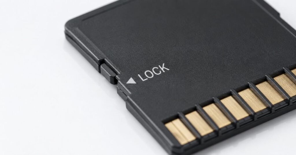 SDカードの側面にあるロックスイッチとLOCKの印字と金属端子の位置関係